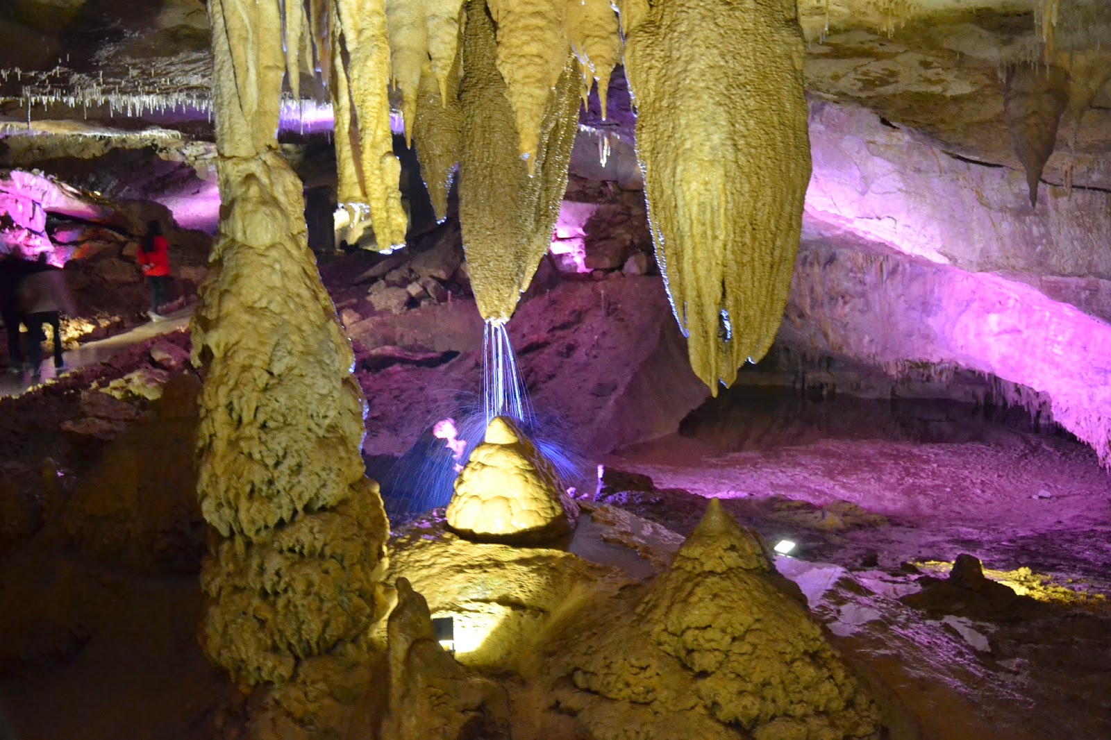 Пещера прометея очень популярна среди туристов, а в сезон тут вообще аншлаг. Edem V Gruziyu Peshery Prometeya Gruziya