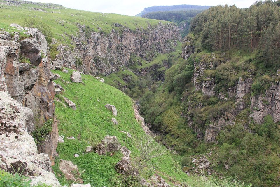 А расположен был отнюдь не в популярной туристической зоне. Hit Etogo Leta Dashbashskij Kanon Friend In Georgia