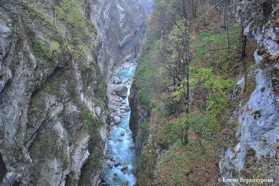 Отвесные стена каньона образованы из слоистого юрского известняка. Helen Photo Diary Digorskoe Ushele Porog Neba Vodopady
