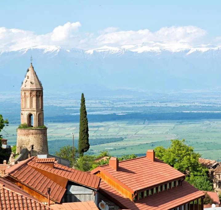 На выходе из аэропорта вас встречает представитель грузинской принимающей компании с табличкой. Tury Po Gruzii Aleko Tur Batumi Tbilisi