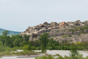 За более чем три тысячи лет здесь, в огромной скале из песчаника, было выдолблено более 700 пещер, из которых до настоящего времени сохранилось около 150. Fotograf Tatyana Dudarenko Upliscihe Drevnij Peshernyj Gorod Stranica
