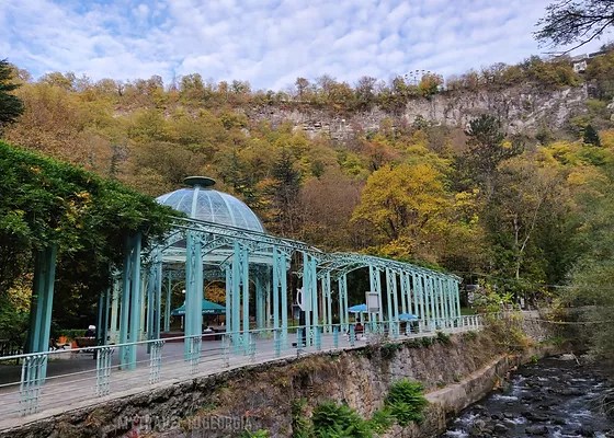 Тур включает посещение боржоми, зеленого монастыря, поездку в вардзию. Borzhomi Bakuriani Tury I Puteshestviya Po Gruzii