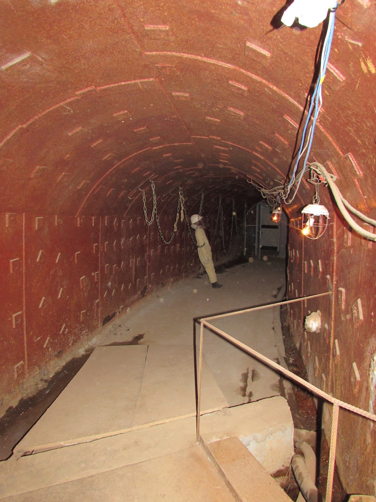 Во время экскурсии вы пройдете по секретным тоннелям бункера,. Veloputeshestviya Mir Na Ladoni Galopom Po Evrope Tajnoe Stanovitsya Yavnym Ekskursiya V Bunker 42 Specobekt Na Taganke