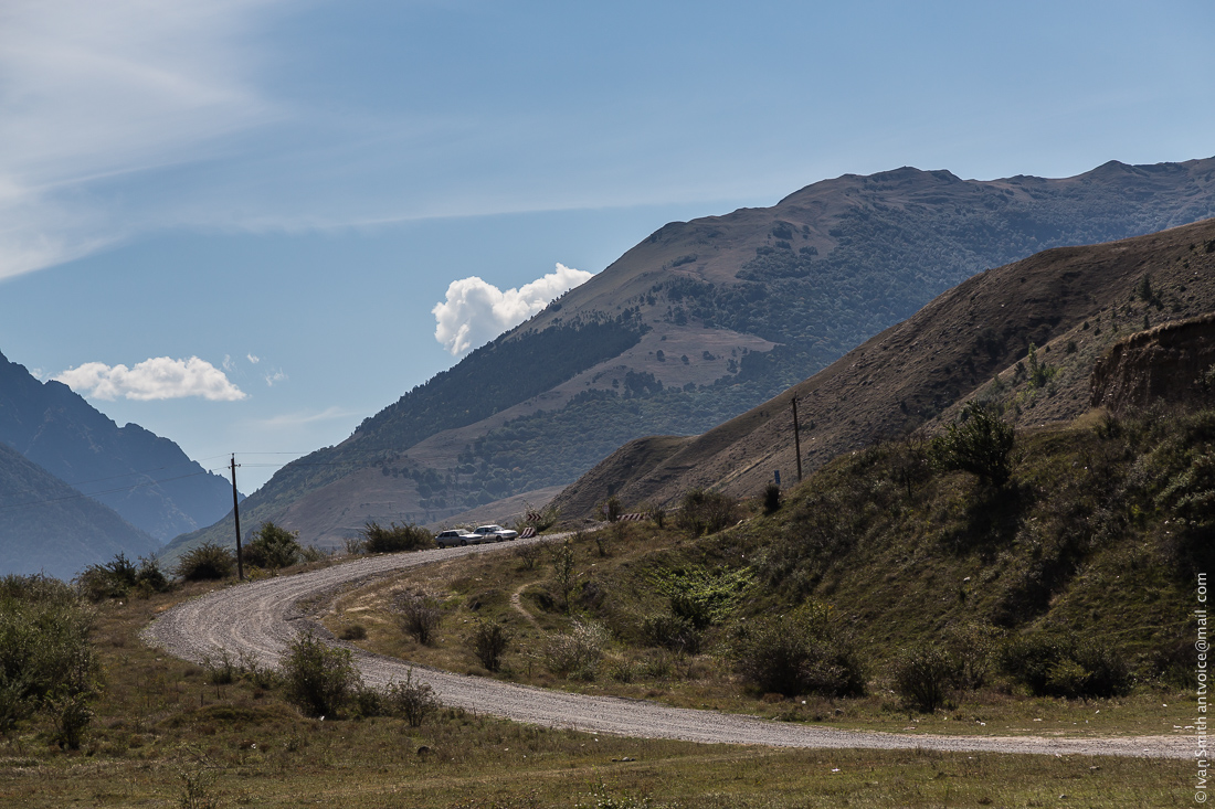 Левая колонка камер отображает ситуацию на въезде в россию из грузии. Turist Gruziya Voennaya Gruzinskaya Doroga Chast 1